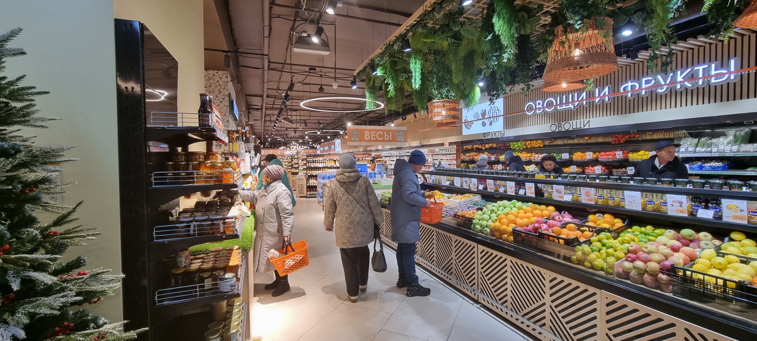 Дизайн магазина продуктов, атмосфера начинается с входа. Проект супермаркета «Соломка» в Заречном от Канаян